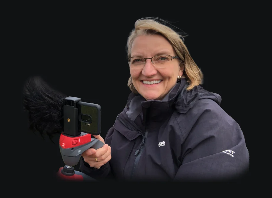 Barbara Weidmann dreht mit dem Smartphone am Windschutz-Mikrofon