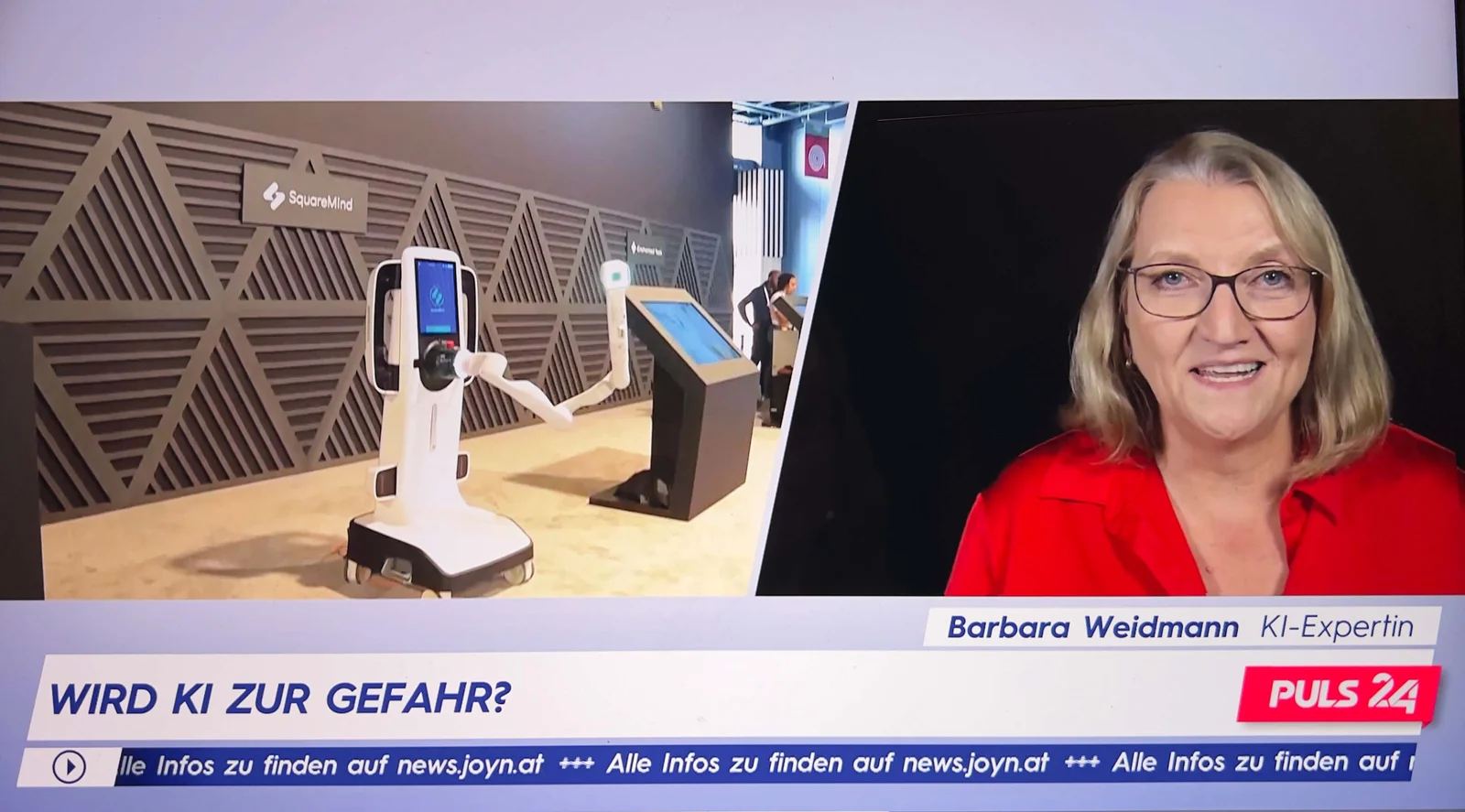 Barbara Weidmann-Lainer im Split-Screen neben einem Serviceroboter in einer PULS24-Liveschalte über Sicherheit im Umgang mit KI.