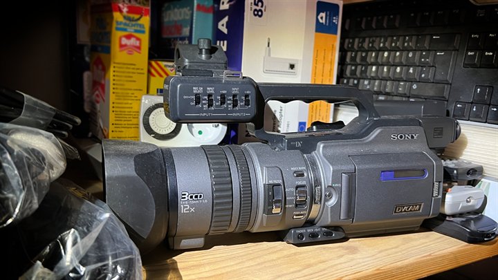 Alter Mini-DV-Camcorder im Keller zwischen Füllspachtel und Kabelsalat