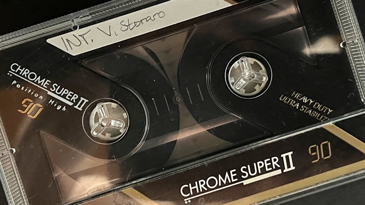 Musikkassette mit der handschriftlichen Beschriftung INT. V. Storaro